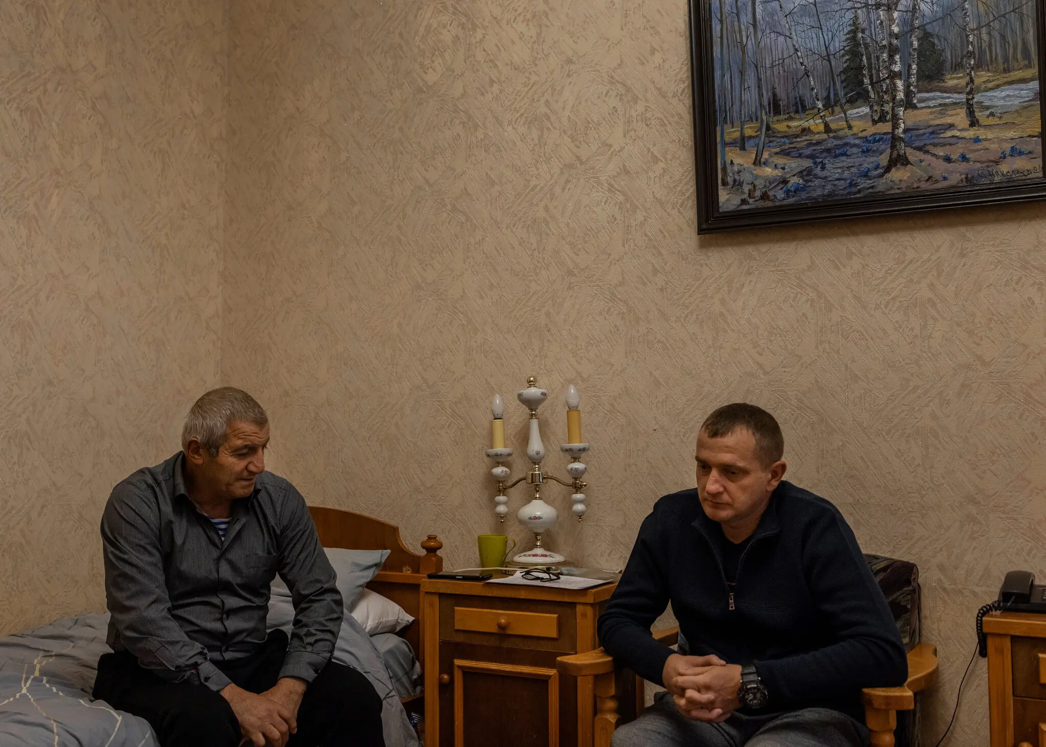 Туба (справа) ділить кімнату в санаторії «Русь» з ветераном війни в Афганістані.